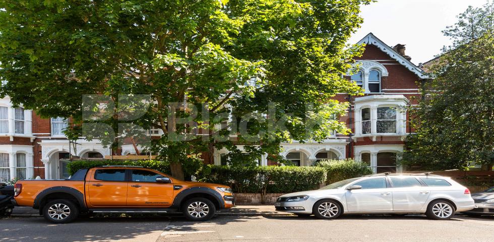 			SPLIT LEVEL 2 BED, 2 Bedroom, 1 bath, 1 reception Flat			 Cornwall Road, FINSBURY PARK